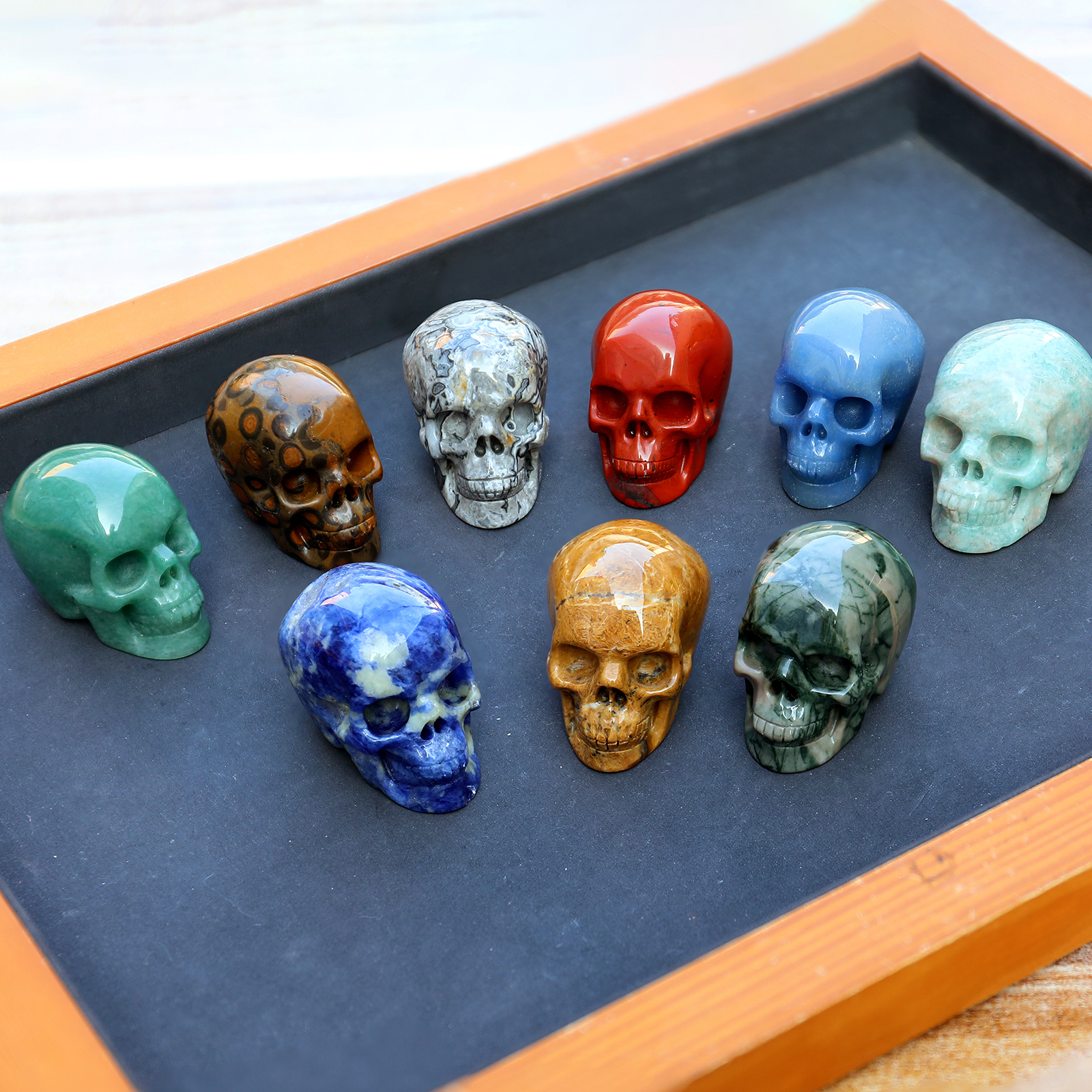 Wholesale 1.75 Inch Natural Crystal Skulls Hand Carved Mini Skull Carving Statue Healing Gemstone Craft for Halloween Decor Gift