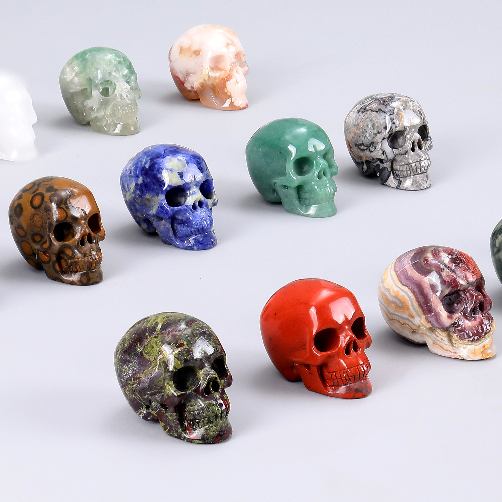 Wholesale 1.75 Inch Natural Crystal Skulls Hand Carved Mini Skull Carving Statue Healing Gemstone Craft for Halloween Decor Gift