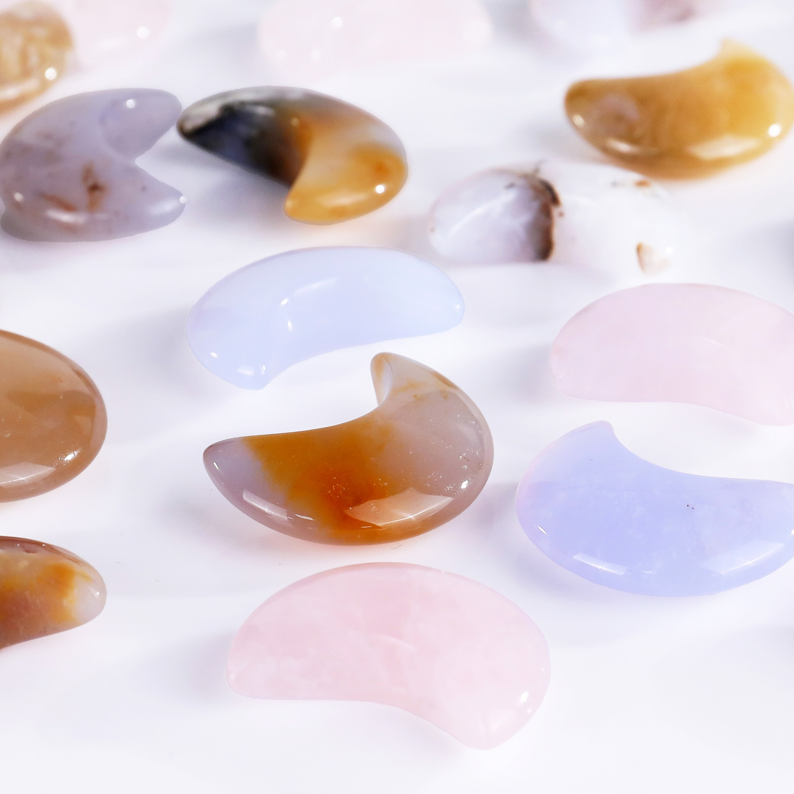 Natural Crystal Moon Carving Gemstone Hand Carved Small Crystal Healing Stones for Decoration Christmas Gifts